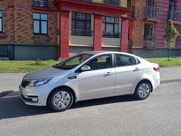 2015 Kia Rio III Рестайлинг, серебристый, 890000 рублей - вид 3