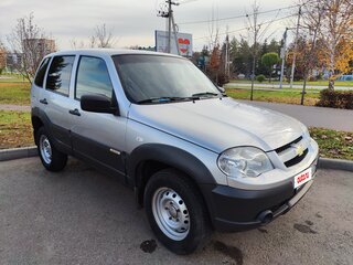 2017 Chevrolet Niva I Рестайлинг, серебристый, 580000 рублей, вид 3