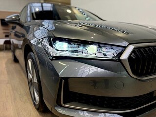 2025 Skoda Superb IV, серый, 5990000 рублей, вид 4