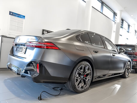2025 BMW 5 серии 520d xDrive VIII (G60/G61/G68), серый, 7590000 рублей, вид 2