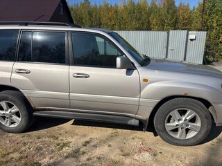 2004 Toyota Land Cruiser 100 Series Рестайлинг 1, серебристый, 1850000 рублей, вид 3