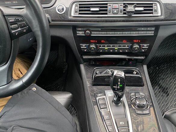 2011 BMW 7 серии Long 750Li xDrive V (F01/F02/F04), чёрный, 1400000 рублей - вид 12
