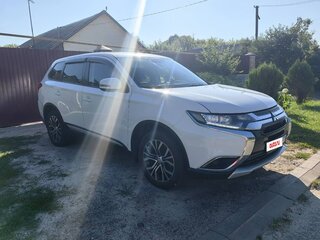 2017 Mitsubishi Outlander III Рестайлинг 2, белый, 2200000 рублей, вид 3