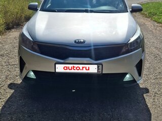 2021 Kia Rio IV Рестайлинг, серебристый, 1980000 рублей, вид 1