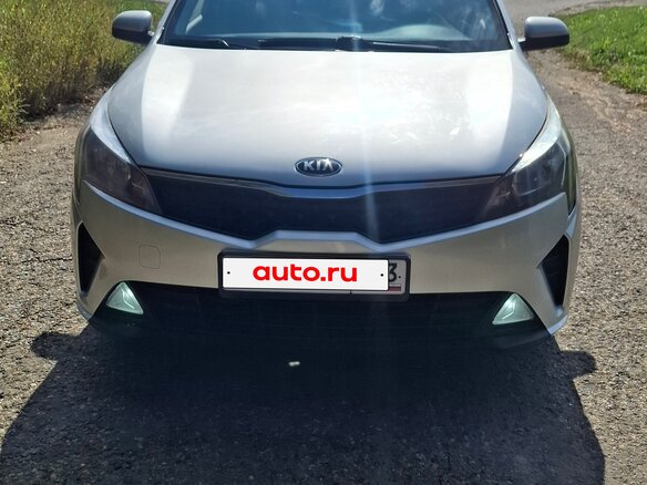 2021 Kia Rio IV Рестайлинг, серебристый, 1980000 рублей