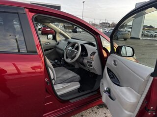 2013 Nissan Leaf (EM57) I (ZE0/AZE0), красный, 1450000 рублей, вид 4