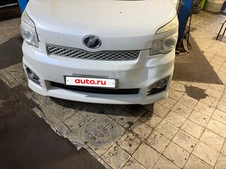 2012 Toyota Voxy II (R70) Рестайлинг, белый, 1600000 рублей, вид 1