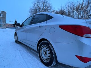 2016 Hyundai Solaris I Рестайлинг, серебристый, 1170000 рублей, вид 4