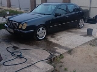 1996 Mercedes-Benz E-Класс 200 II (W210, S210), чёрный, 600000 рублей, вид 1