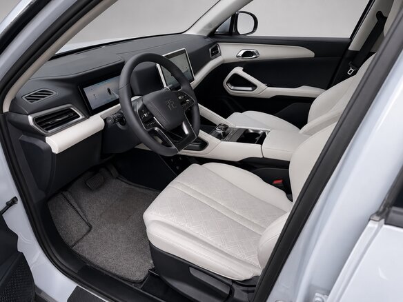 2025 BYD Yuan Up 45.12 kWh, серебристый, 1580007 рублей - вид 3