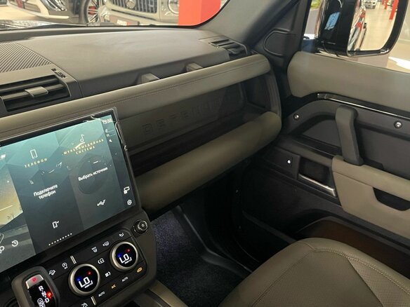 2026 Land Rover Defender 110 II, чёрный, 11350000 рублей - вид 24