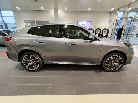 2025 BMW X2 xDrive25i II (U10), серебристый, 6700000 рублей, вид 4