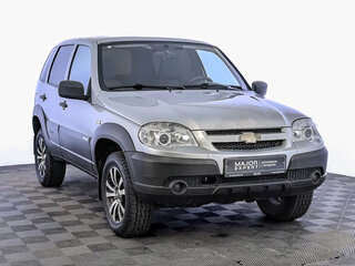 2017 Chevrolet Niva I Рестайлинг, серебристый, 745000 рублей, вид 3