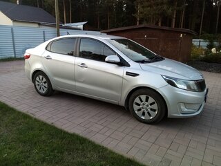2014 Kia Rio 5-speed III, серебристый, 700000 рублей, вид 3