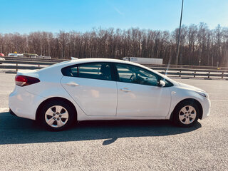 2017 Kia Cerato III Рестайлинг (Classic), белый, 925000 рублей, вид 4