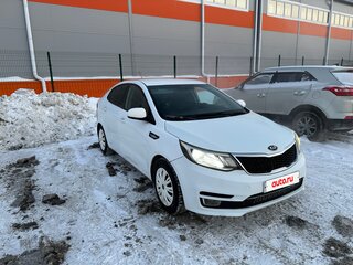 2016 Kia Rio III Рестайлинг, белый, 900000 рублей, вид 3