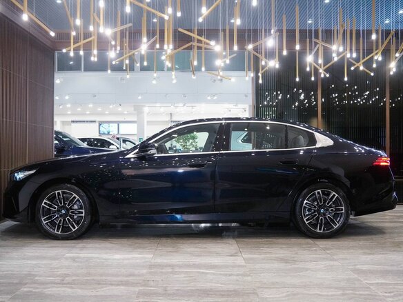 2025 BMW 5 серии Long 530Li xDrive VIII (G60/G61/G68), чёрный, 9000000 рублей - вид 6
