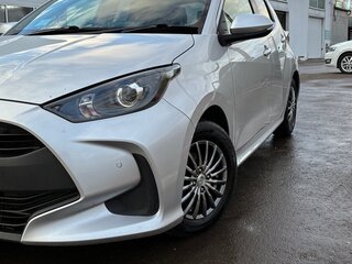 2020 Toyota Yaris IV, серебристый, 1300000 рублей, вид 2