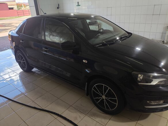2017 Volkswagen Polo V Рестайлинг, чёрный, 900000 рублей