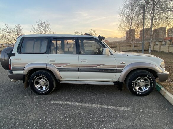 1997 Toyota Land Cruiser 80 Series Рестайлинг, белый, 2300000 рублей - вид 3