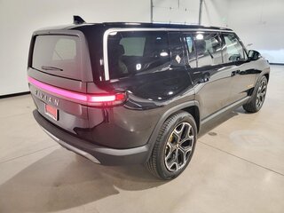 2024 Rivian R1S QM Large, чёрный, 13853712 рублей, вид 3
