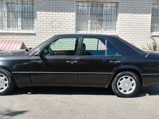 1990 Mercedes-Benz W124 230 4-speed, чёрный, 380000 рублей, вид 2