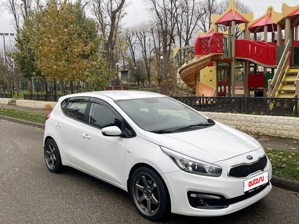 2016 Kia Ceed II Рестайлинг, белый, 1050000 рублей - вид 4