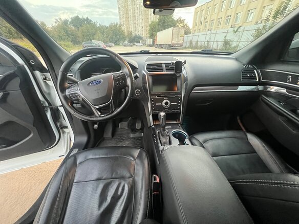 2016 Ford Explorer V Рестайлинг, белый, 2700000 рублей - вид 9
