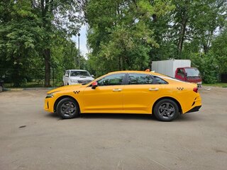 2021 Kia K5 III, жёлтый, 1375000 рублей, вид 3