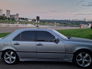 1998 Mercedes-Benz C-Класс 240 I (W202) Рестайлинг, серебристый, 595000 рублей, вид 2
