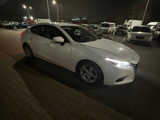 2018 Mazda Axela III Рестайлинг, белый, 1600000 рублей, вид 5