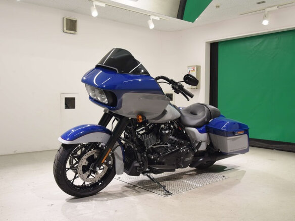 2023 Harley-Davidson Road Glide, серебристый, 2900000 рублей - вид 3