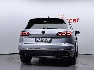 2023 Volkswagen Touareg III, серебристый, 9169719 рублей, вид 4