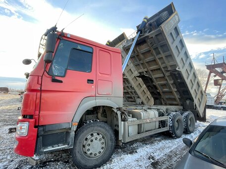 2021 Sinotruk Howo ZZ3327, красный, 4500000 рублей, вид 1