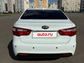 2013 Kia Rio III, белый, 845000 рублей, вид 4