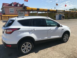 2017 Ford Kuga II Рестайлинг, белый, 1890000 рублей, вид 3