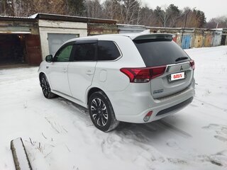 2018 Mitsubishi Outlander PHEV III Рестайлинг 3, белый, 2500000 рублей, вид 4