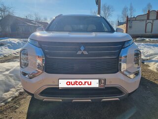 2023 Mitsubishi Outlander IV, белый, 4200000 рублей, вид 4