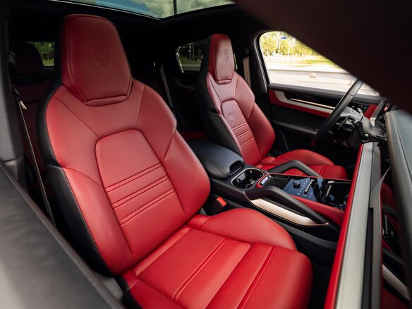 2024 Porsche Cayenne Coupé III Рестайлинг, серый, 14900000 рублей - вид 3