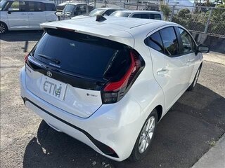 2025 Toyota Aqua II Рестайлинг, белый, 1870000 рублей, вид 4