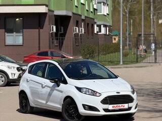 2017 Ford Fiesta Mk6 Рестайлинг, белый, 700000 рублей, вид 2