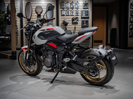 2026 Triumph Trident 800, серый, 1590000 рублей, вид 5