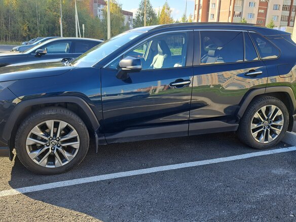 2020 Toyota RAV4 V (XA50), синий, 2980000 рублей - вид 1