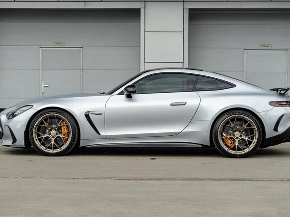 2026 Mercedes-Benz AMG GT 63 S E Performance II, серебристый, 27890000 рублей - вид 4