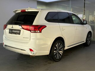 2022 Mitsubishi Outlander III Рестайлинг 3, белый, 2450000 рублей, вид 5
