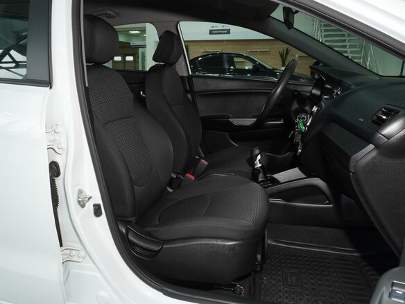 2017 Kia Rio III Рестайлинг, белый, 968000 рублей - вид 7