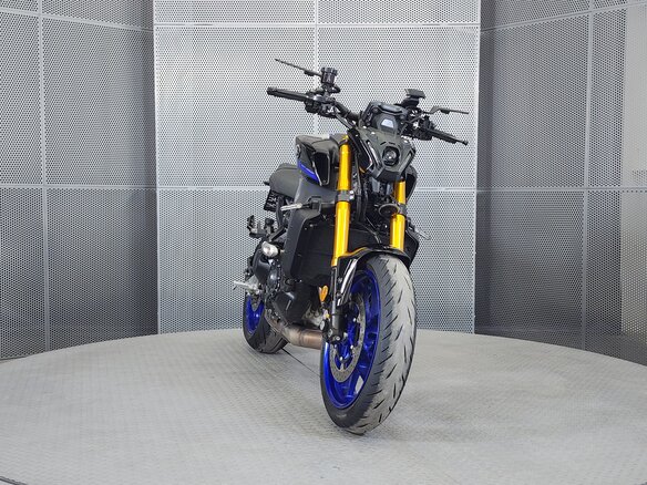 2024 Yamaha MT-09 (FZ-09), серебристый, 1199000 рублей - вид 2