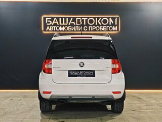 2015 Skoda Yeti I Рестайлинг, белый, 1100000 рублей, вид 4