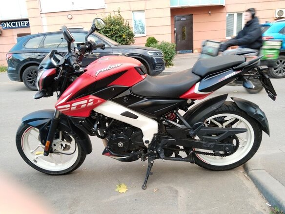 2021 Bajaj Pulsar NS 200, красный, 150000 рублей