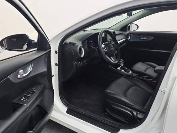 2022 Kia K3 II Рестайлинг, белый, 1720000 рублей - вид 12